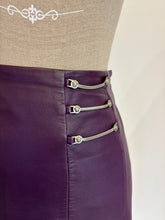 Carica l'immagine nel visualizzatore di Gallery, Gonna pelle Versace vintage - Taglia 38/40