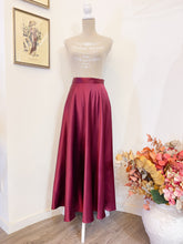 Load image into Gallery viewer, Tailored satin skirt - Size 42