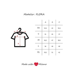 Carica l&#39;immagine nel visualizzatore di Gallery, Tshirt Flora - Slim - Bottoncino cuore rosso.