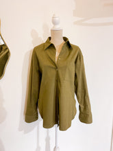 Carica l&#39;immagine nel visualizzatore di Gallery, Camicia over oliva