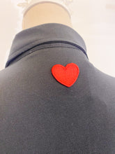 Carica l&#39;immagine nel visualizzatore di Gallery, Giulia nera- Camicia in maglia - Bottoncino a cuore