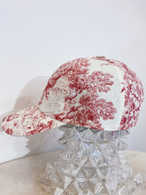 Load image into Gallery viewer, PREORDER -Cappellino sartoriale Toile de Jouy rosso/rosa