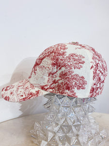 PREORDER -Cappellino sartoriale Toile de Jouy rosso/rosa