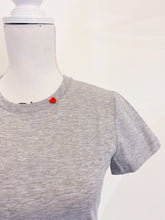 Load image into Gallery viewer, Tshirt Flora grigia - Slim - Bottoncino cuore rosso