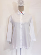 Carica l&#39;immagine nel visualizzatore di Gallery, Giulia bianca- Camicia in maglia - Bottoncino a cuore