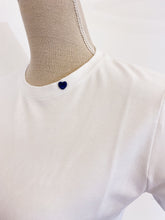 Carica l&#39;immagine nel visualizzatore di Gallery, Tshirt Flora - Slim - Bottoncino cuore blu