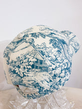 Load image into Gallery viewer, Cappellino sartoriale Toile de Jouy azzurro