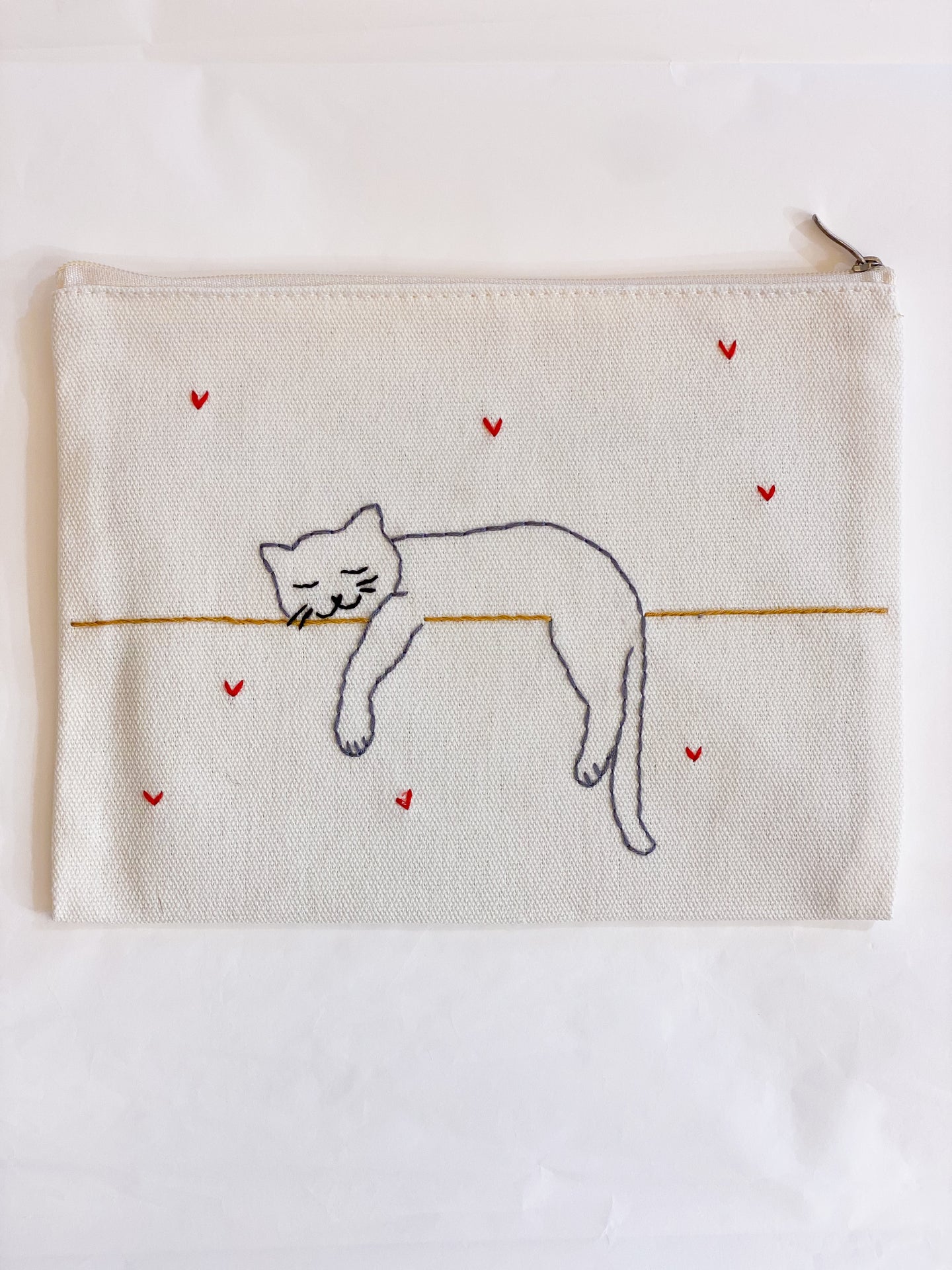 Pochette ricamata a mano