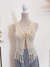 Carica l'immagine nel visualizzatore di Gallery, Gilet macramè bottone