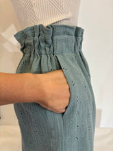 Carica l'immagine nel visualizzatore di Gallery, Shorts Sangallo verde salvia