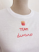 Load image into Gallery viewer, Tshirt ricamata a mano