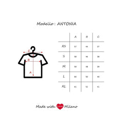Carica l&#39;immagine nel visualizzatore di Gallery, Tshirt Antonia - Regular - Bottoncino cuore rosso.