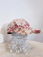Load image into Gallery viewer, PREORDER -Cappellino sartoriale Toile de Jouy rosso/rosa