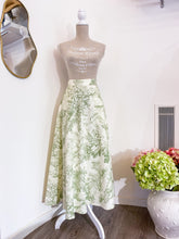 Carica l&#39;immagine nel visualizzatore di Gallery, Gonna sartoriale - Toile de Jouy verde - Taglia 46