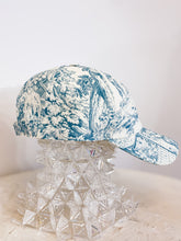Load image into Gallery viewer, Cappellino sartoriale Toile de Jouy azzurro