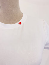 Load image into Gallery viewer, Tshirt Flora - Slim - Bottoncino cuore rosso.