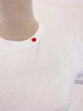 Carica l&#39;immagine nel visualizzatore di Gallery, Tshirt Flora - Slim - Bottoncino cuore rosso.