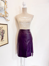 Carica l'immagine nel visualizzatore di Gallery, Gonna pelle Versace vintage - Taglia 38/40