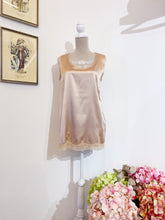 Load image into Gallery viewer, Silk and lace tank top - Size L