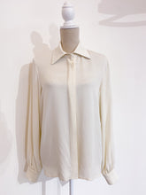 Load image into Gallery viewer, Camicia in seta con sciarpina