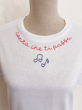 Load image into Gallery viewer, Tshirt ricamata a mano