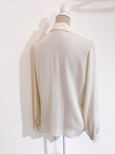 Load image into Gallery viewer, Camicia in seta con sciarpina