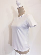 Load image into Gallery viewer, Flora Tshirt - Slim - Blue heart button