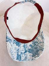 Load image into Gallery viewer, Cappellino sartoriale Toile de Jouy azzurro
