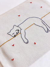 Carica l&#39;immagine nel visualizzatore di Gallery, Pochette ricamata a mano