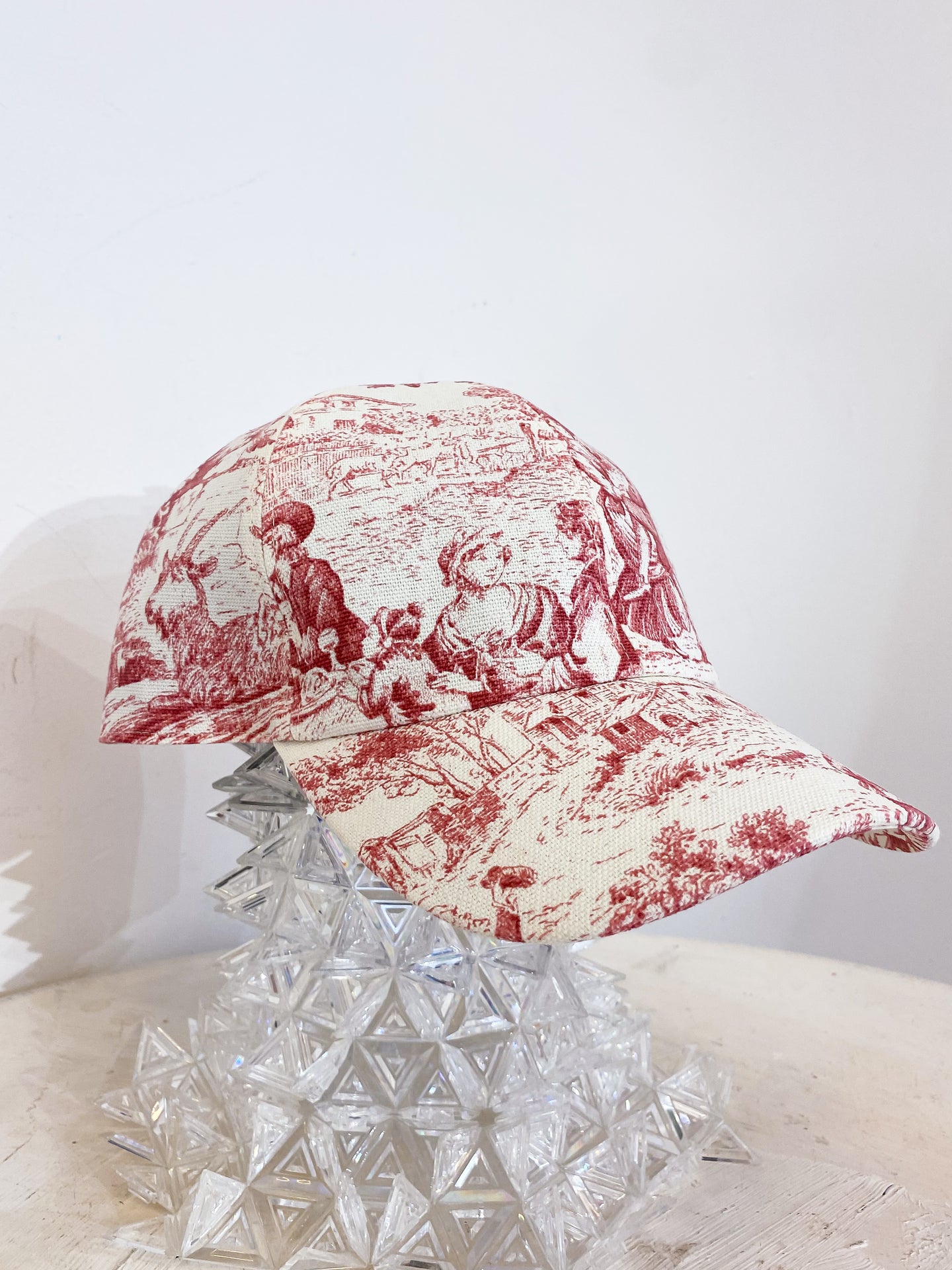 PREORDER -Cappellino sartoriale Toile de Jouy rosso/rosa