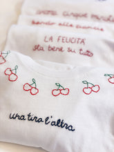 Load image into Gallery viewer, Tshirt ricamata a mano