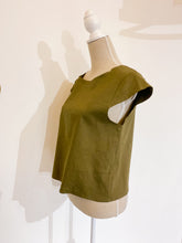 Carica l&#39;immagine nel visualizzatore di Gallery, Maglia oliva