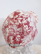 Load image into Gallery viewer, PREORDER -Cappellino sartoriale Toile de Jouy rosso/rosa
