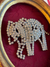 Carica l'immagine nel visualizzatore di Gallery, Spilla elefante