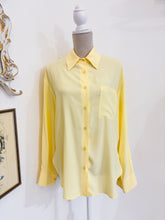 Carica l'immagine nel visualizzatore di Gallery, Camicia over seta giallo