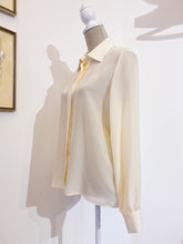 Carica l&#39;immagine nel visualizzatore di Gallery, Camicia in seta avorio + sciarpina