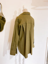 Carica l&#39;immagine nel visualizzatore di Gallery, Camicia over oliva