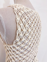 Carica l'immagine nel visualizzatore di Gallery, Gilet macramè bottone