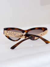 Carica l'immagine nel visualizzatore di Gallery, Occhiali da sole Moschino