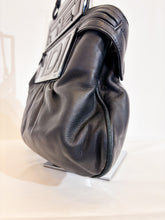 Carica l'immagine nel visualizzatore di Gallery, Borsa in nappa con placca logo