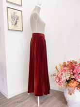 Load image into Gallery viewer, Velvet skirt - Size 44 