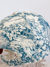 Load image into Gallery viewer, Cappellino sartoriale Toile de Jouy azzurro