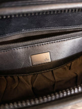 Carica l'immagine nel visualizzatore di Gallery, Borsa in nappa con placca logo