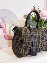 Carica l'immagine nel visualizzatore di Gallery, Bauletto tela monogram