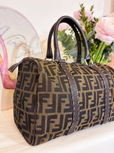 Carica l'immagine nel visualizzatore di Gallery, Bauletto tela monogram