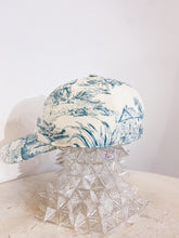 Load image into Gallery viewer, Cappellino sartoriale Toile de Jouy azzurro