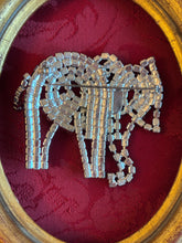 Carica l'immagine nel visualizzatore di Gallery, Spilla elefante