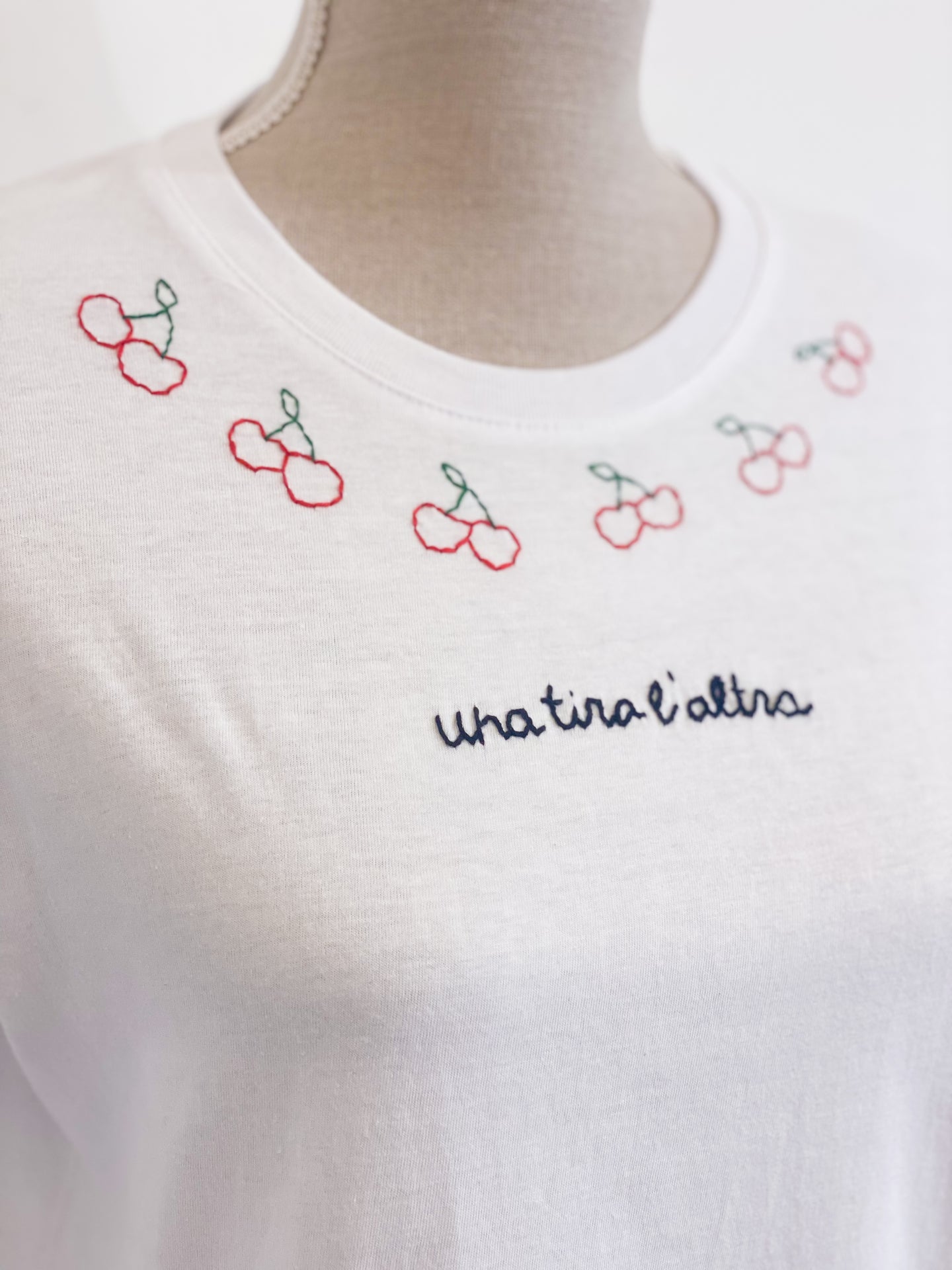 Tshirt ricamata a mano