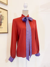 Carica l&#39;immagine nel visualizzatore di Gallery, Camicia in seta con dettagli a cravatta