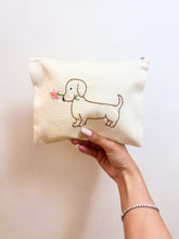 Carica l'immagine nel visualizzatore di Gallery, Pochette ricamata a mano bassotto